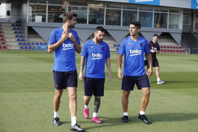 Los jugadores del FC Barcelona Gerard Piqué, Leo Messi y Luis Suárez en un entrenamiento de la temporada 2019-20