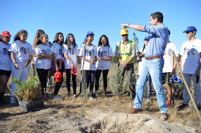 El presidente de la Junta, Juanma Moreno, participa en un acto de reforestación en Mazagón.