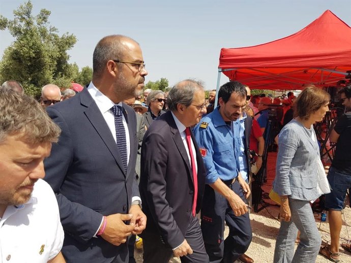 El conseller de Interior, Miquel Buch, y el presidente de la Generalitat, Quim Torra, en el homenaje a los bomberos fallecidos en el incendio de Horta de Sant Joan