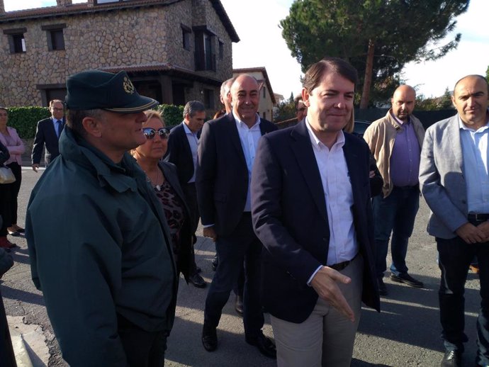 Fernández Mañueco seguido, detrás, por la presidente del PP de Segovia, Paloma Sanz, y el presidente de la Diputación, Miguel Ángel de Vicente.