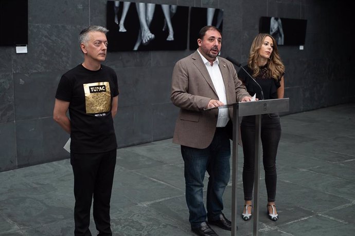 Óscar Villoslada, Unai Hualde, Rakel Mateo, en la inauguración de la exposición 'Cuando el tiempo se para' de Óscar Villoslada