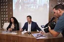 Autoridades en la presentación de una ruta solidaria en Entrín Bajo (Badajoz) para recaudar fondos en la lucha contra la Mastocitosis