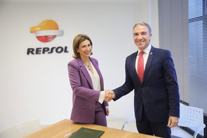 El consejero de la Presidencia, Administración Pública e Interior de la Junta de Andalucía, Elías Bendodo, y la directora ejecutiva de GLP de Repsol, Carmen Muñoz.