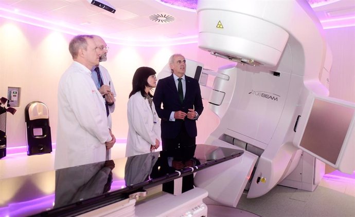 El consejero de Sanidad, Enrique Ruiz Escudero, visita el acelerador lineal contra el cáncer instalado en el Hospital de Fuenlabrada.