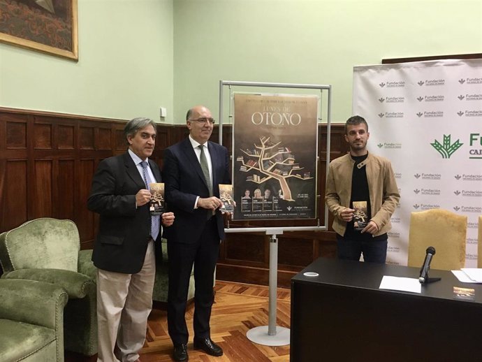 Los escritores Alejandro y José Luis Corral y el director de la Fundación Caja Rural de Aragón, José Antonio Artigas. presentan el ciclo 'Lunes de Otoño'