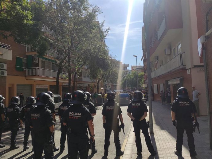 Un centenar de personas protesta contra un acto de Albert Rivera en Barcelona