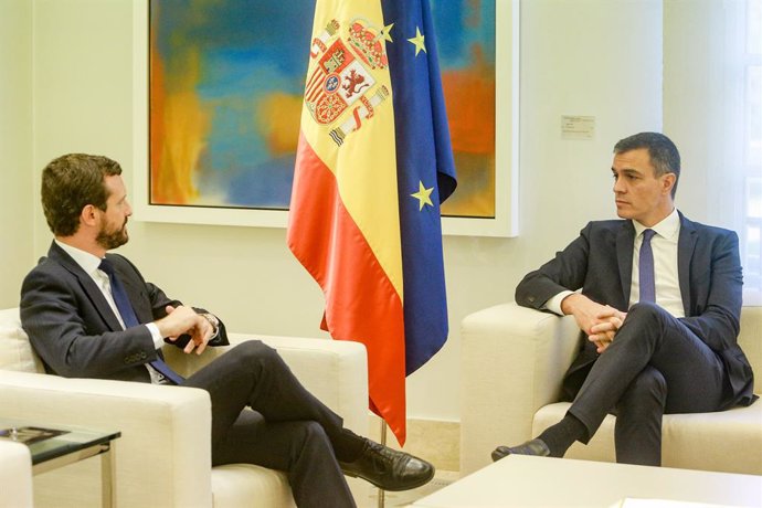 (E-D) El president del PP, Pablo Casado i el president del Govern central, Pedro Sánchez, durant la seva reunió a La Moncloa per analitzar la situació a Catalunya després de la sentncia del judici del procés, Madrid (Espanya), 16 d'octubre del 2019