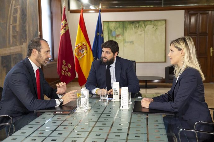 El eurodiputado Ramón Bauzá se reúne con el presidente de la Comunidad, Fernando López Miras, y la consejera portavoz, Ana Martínez Vidal.