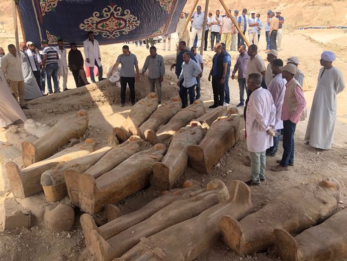 Más de 20 ataúdes sellados aparecen en una ncrópolis de Luxor
