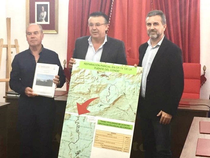 Sánchez (dcha.), junto a Ruiz (centro), presenta la intervención en el camino 'De la Fuente del Conde'