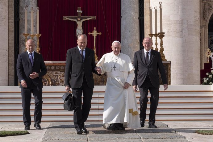 El Papa: "No podemos olvidar que lo que acumulamos y desperdiciamos es el pan de
