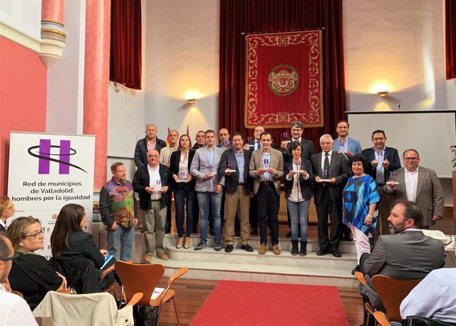 Representantes de las 16 localidades vallisoletanas que se unen este año a la Red de Municipios Hombres por la Igualdad, que suma así 32 municipios, con sus distinciones como miembros de la iniciativa.