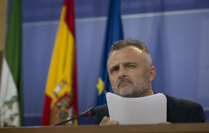 El portavoz parlamentario del PSOE-A, José Fiscal, en rueda de prensa