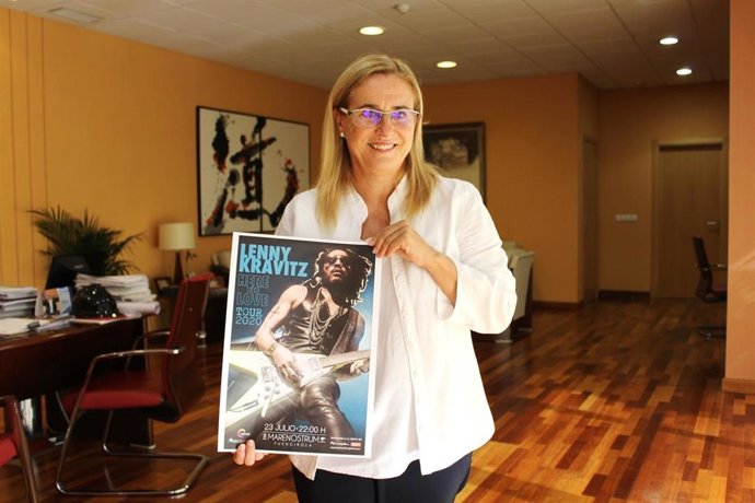 La alcaldesa de Fuengirola, Ana Mula, con el cartel que anuncia el concierto de Lenny Kravitz en el Maresnostrum el 23 de julio de 2020