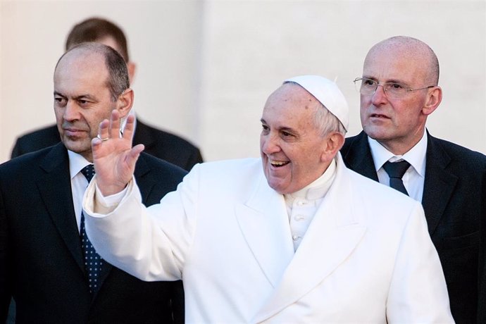 February 11, 2015 - Vatican: Pope Francis, flanked by Col. Christoph Graf (left) and Domenico Giani, arrives for the weekly general audience in St. Peter's Square. On October 14, 2019, Domenico Giani, head of the Vatican police, resigned nearly two week