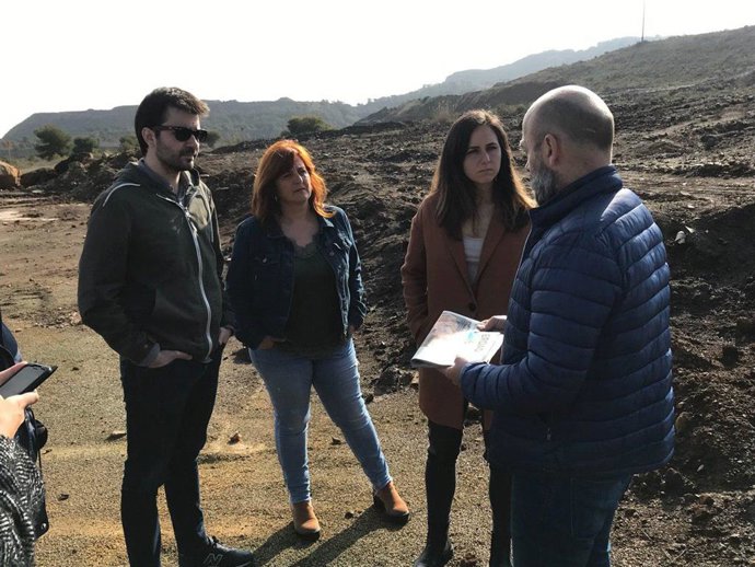 El candidato al Congreso por Unidas Podemos, Javier Sánchez Serna, a la izquierda de la imagen (de archivo) con la portavoz adjunta del Grupo Confederal Unidas Podemos en el Congreso, Ione Belarra