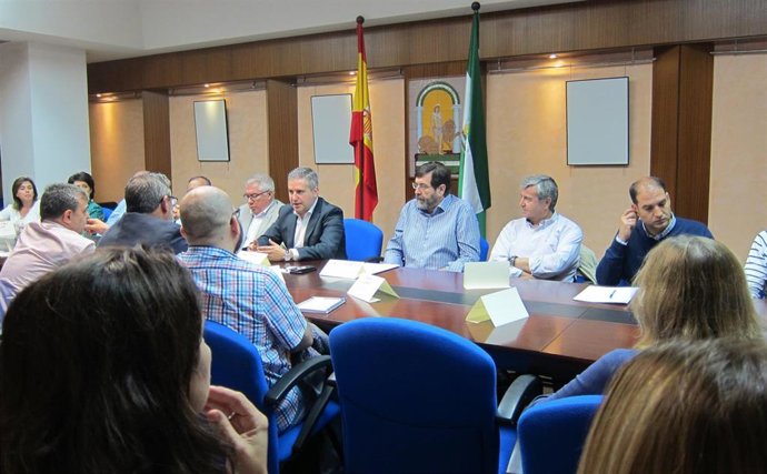 Reunión con responsables de los centros afectados por la suspensión del comedor escolar.