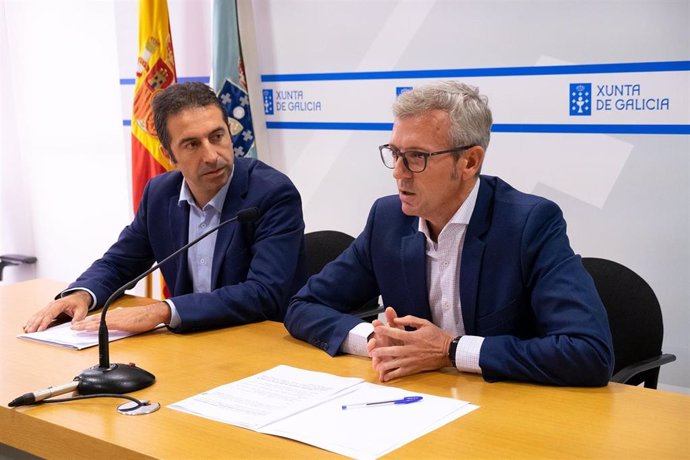 El vicepresidente de la Xunta, Alfonso Rueda, y el número dos de la Fegamp, Alfonso Villares, presentan un plan contra la velutina.