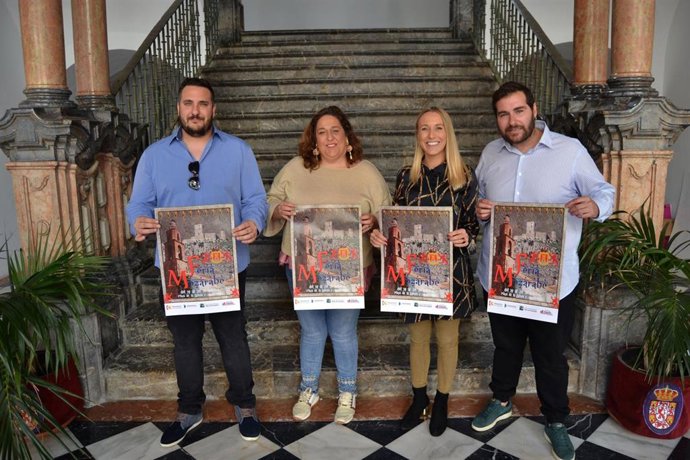 Navajas (segunda por la izda.) presenta el cartel de la V Feria Mozárabe de Belmez