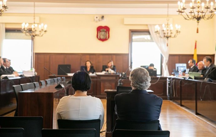 La que fuera administradora única de Aceitunas Tatis ,Gracia Rodríguez; junto al exptesidente de invercaria, Tomás Pérez-Sauquillo, sentados en el banquillo de los acusados al inicio del juicio.