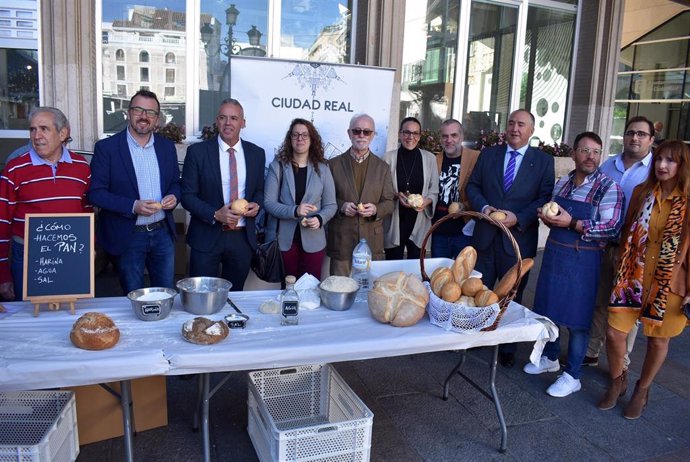 Reparto de pan en Ciudad Real por el Día Mundial del Pan