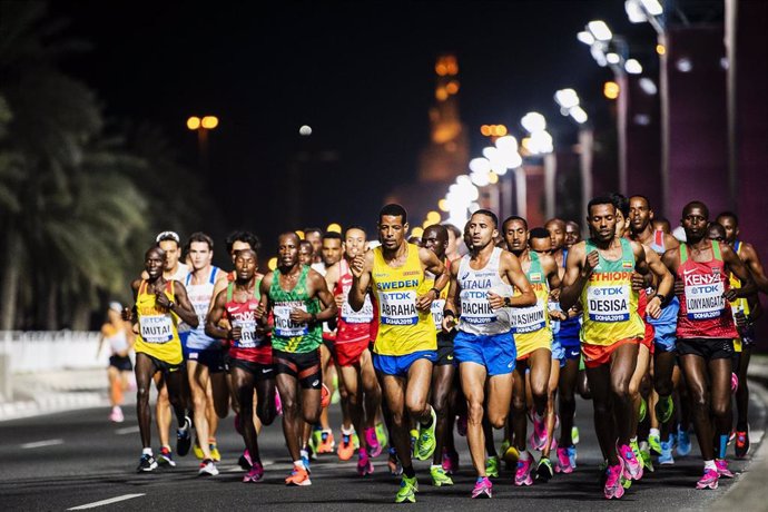 Atletas compitiendo en el maratón de los Mundiales de Doha 2019