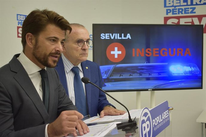 El portavoz del Grupo Popular en el Ayuntamiento de Sevilla, Beltrán Pérez, en rueda de prensa