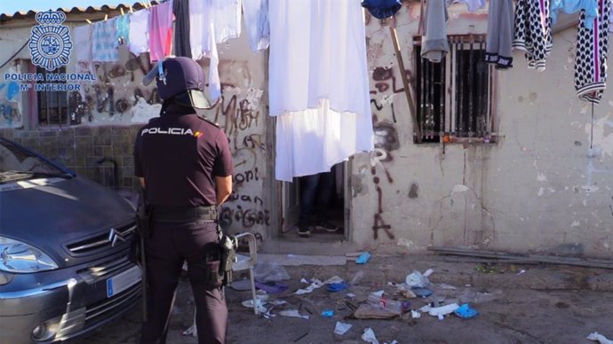 Un agente de Policía durante el desarrollo de la 'operación Madagascar' en Son Banya.