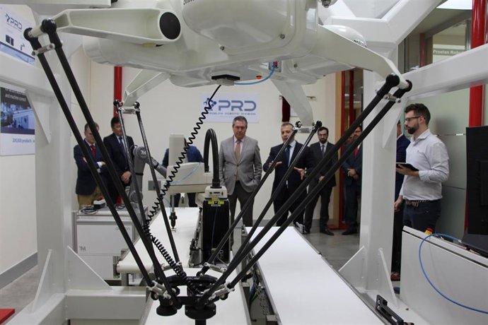 El alcalde de Sevilla, Juan Espadas, inaugurando la División de Robótica