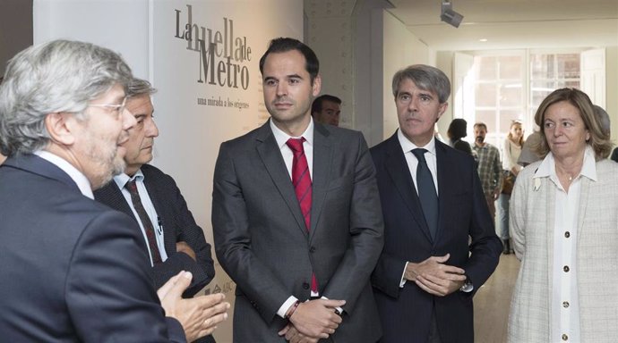 Imagen del vicepresidente regional, Ignacio Aguado, y el consejero de Transportes, Ángel Garrido, en la presentación de 'La huella de Metro'.