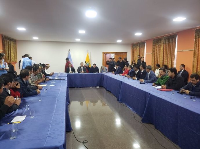Mesa de diálogo del Gobierno y los indígenas en Ecuador.