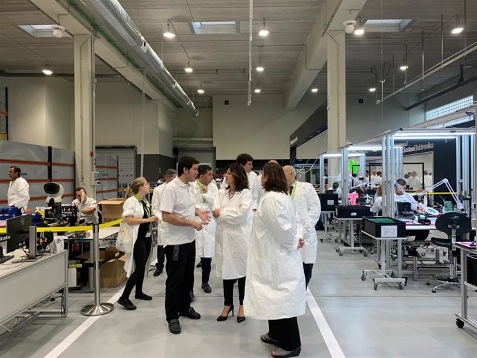 Inauguración del centro de Lantegi Batuak en Sestao especializado en electrónica.