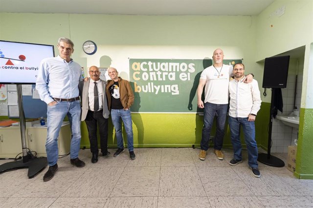 Antonio Martín, presidente de la acb, y el exjugador Iñaki Zubizarreta en la presentación de la campaña 'Actuamos contra el bullying'