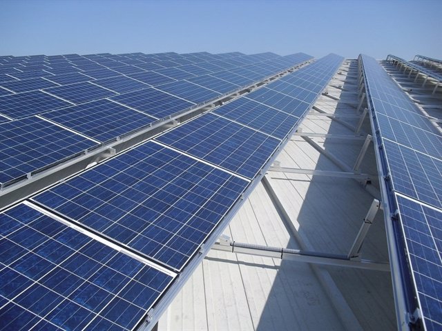 Una imagen de paneles de energía solar fotovoltaica. 