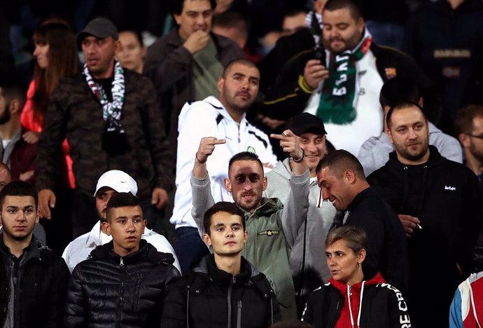 Aficionados búlgaros durante el partido entre Bulgaria e Inglaterra clasificatorio para la Eurocopa de 2020