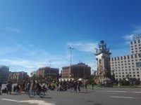 Estudiants concentrats a plaça Espanya tallen la Gran Via i marxen per Paral·lel