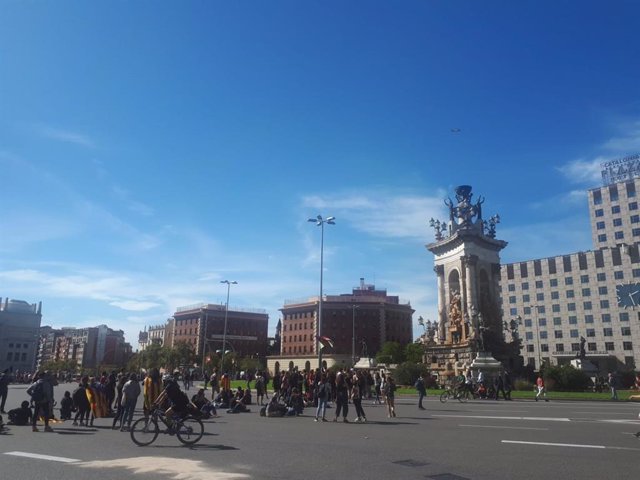 Uns 200 estudiants es concentren a la plaça Espanya de Barcelona.