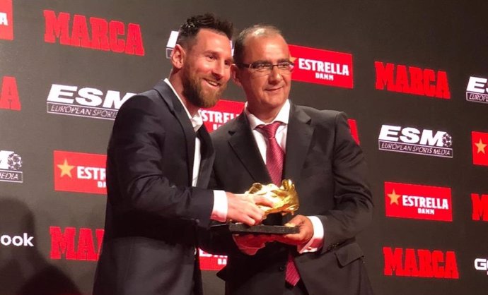  Leo Messi rep la seva sisena Bota d'Or del director de Marca, Juan Ignacio Gallardo.