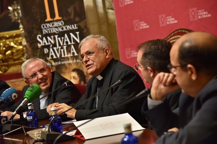 El obispo interviene en la presentación observado por el deán y otros miembros del Cabildo Catedral de Córdoba.