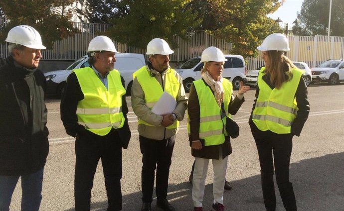 El portavoz del PSOE en el Ayuntamiento de Madrid, Pepu Hernández, junto a ediles de su grupo visitan las obras de lo que será el Campus Asociativo de la ciudad de Madrid.