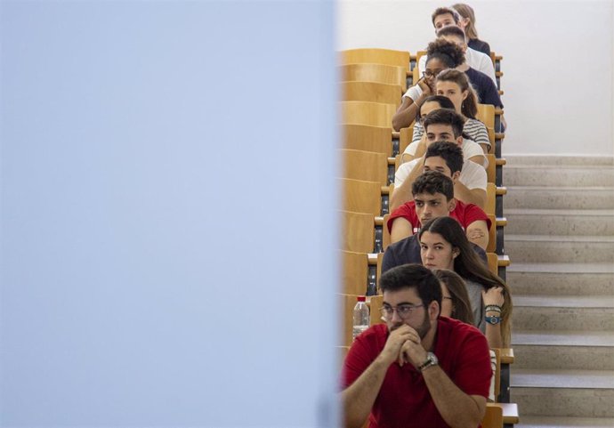 Alumnos examinándose de las pruebas de acceso a la universidad en septiembre, en la Facultad de Matemáticas de Sevilla.