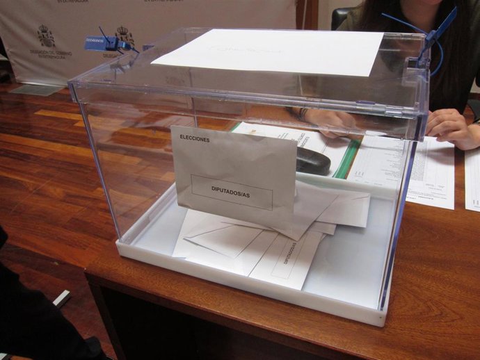 Urna para votar el 28 de abril