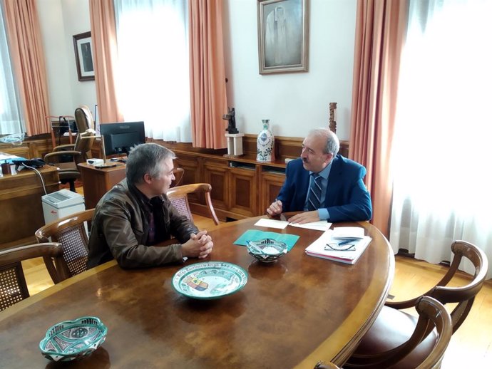 El presidente de la DPT, Manuel Rando, se reúne con el director de la Fundación Antonio Gargallo, Alfonso Blesa.