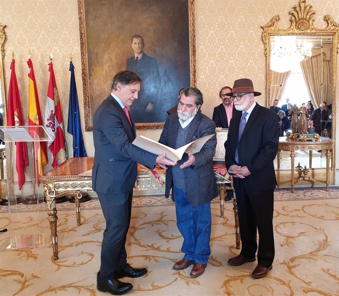 Los poetas Iván Oñate (c) y David Cortés Cabán (d) reciben los títulos de Huéspedes Distinguidos de la ciudad de Salamanca de manos del alcalde (i).