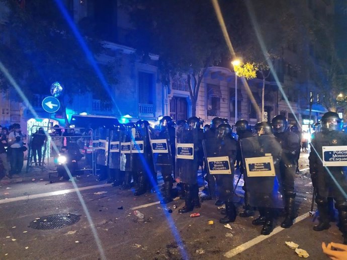 Mossos d'Esquadra alrededor de la Delegación del Gobierno en Barcelona tras una carga.