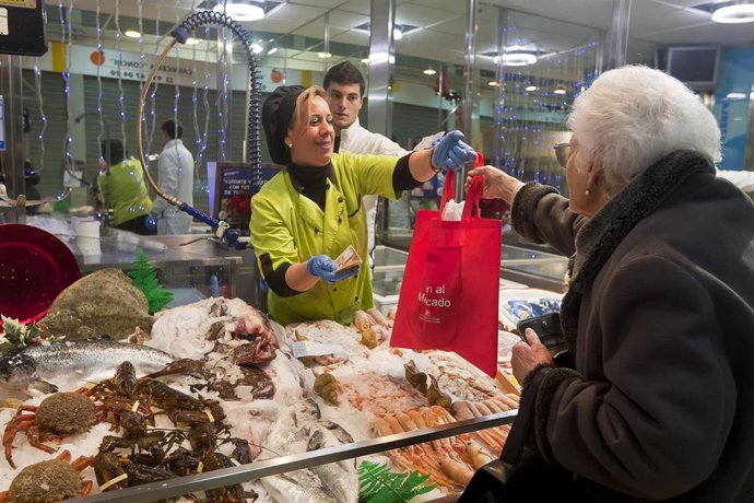 Una mujer hace la compra en un mercado