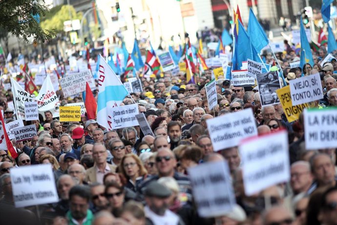 Assistents a la manifestació en defensa de les pensions que fa un recorregut des de la Puerta del Sol fins al Congrés dels Diputats, a Madrid (Espanya), a 16 d'octubre del 2019.