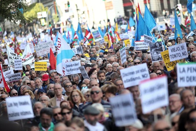 Assistents a la manifestació en defensa de les pensions que fa un recorregut des de la Puerta del Sol fins al Congrés dels Diputats, a Madrid (Espanya), a 16 d'octubre del 2019.