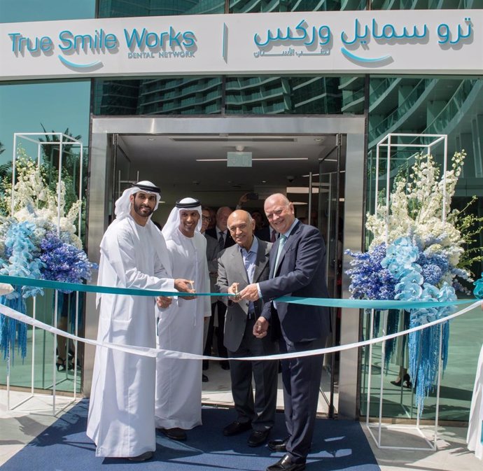 El vicepresidente de Faisal Holding, el jeque Khalid Bin Faisal Bin Sultan Al Qassimi, y el presidente del Grupo ASISA, Dr. Francisco Ivorra, durante la inauguración de la clínica True Smile Works en Dubái.