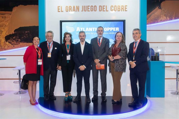 Asistentes a la segunda jornada del Salón Internacional de la Minería en Sevilla.